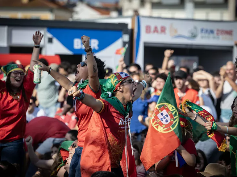 Adeptos a celebrar na Fan Zone Aveiro 2026