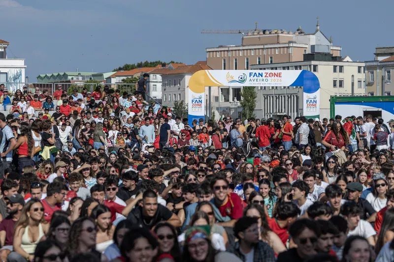 Multidão na Fan Zone Aveiro 2026 junto ao pórtico de entrada, no Largo do Rossio, na inauguração