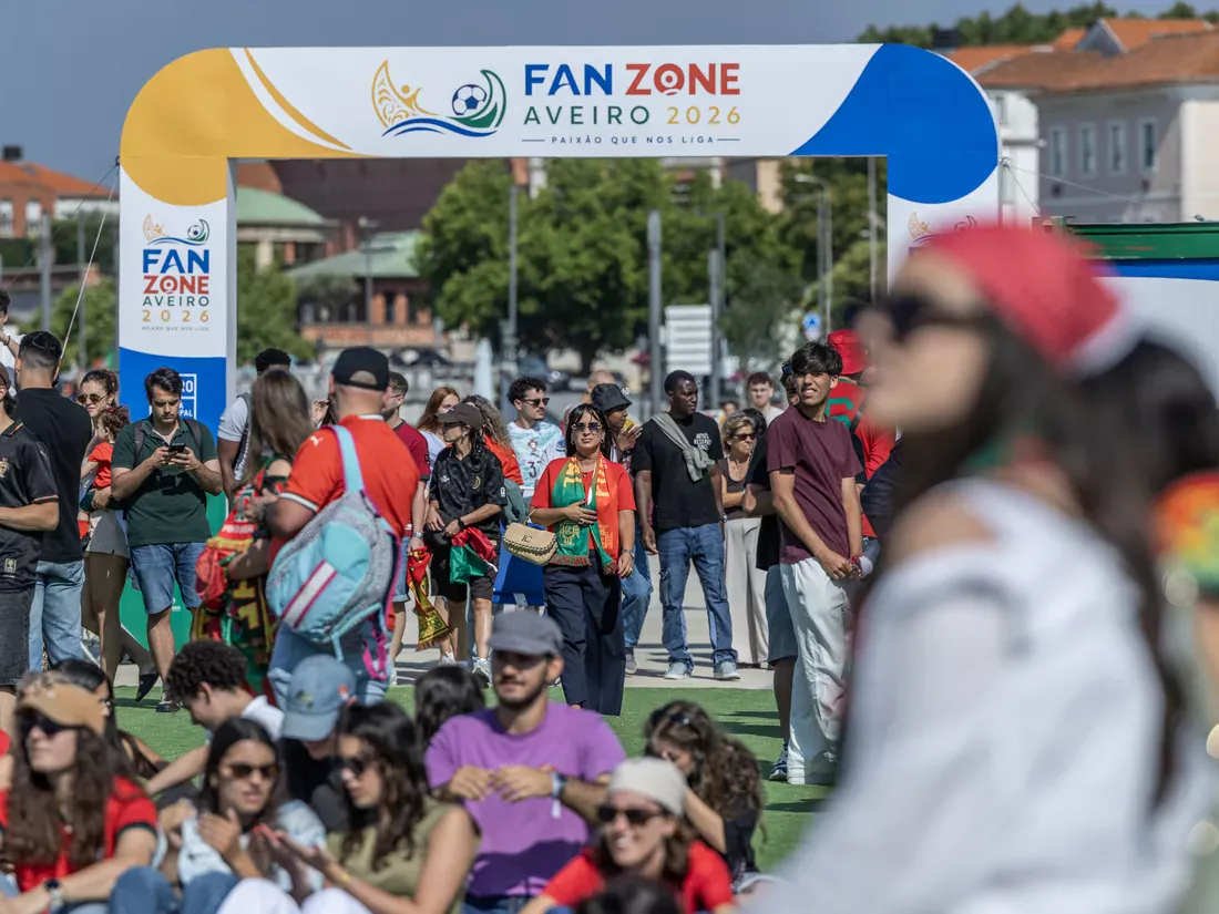 Arco de entrada da Fan Zone Aveiro 2026 no Largo do Rossio