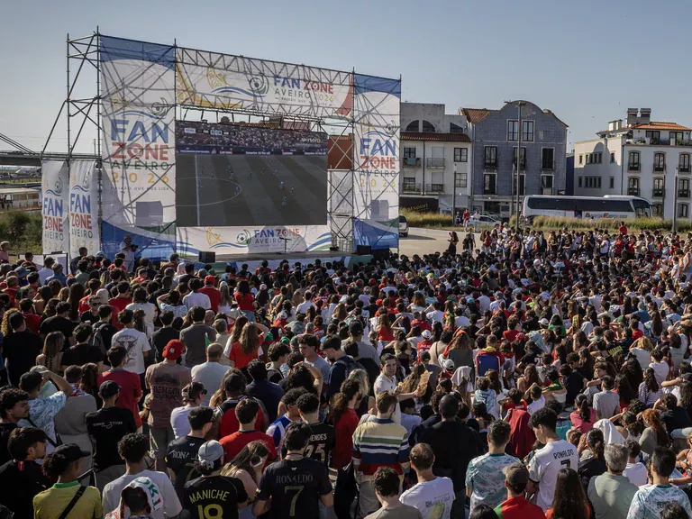 Mega ecrã LED da Fan Zone Aveiro 2026 no Largo do Rossio